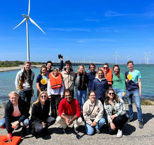 Team Set supply chain professionals